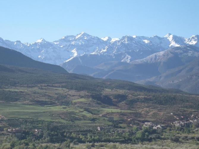 Im Süden hinter dem Startplatz die Kik-Ebene und die über 4.000 Meter hohen Gipfel des Hohen Atlas.
