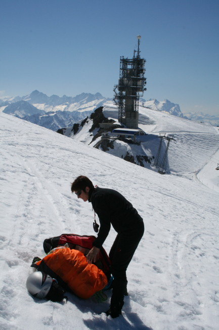 Der komfortable Gletscher-Startplatz, etwa auf halber Höhe des Gipfelanstiegs. Auch wenn es von unten steil ausschaut, ein flaches Bödeli hilft, dass der Schirm nicht wegrutscht.