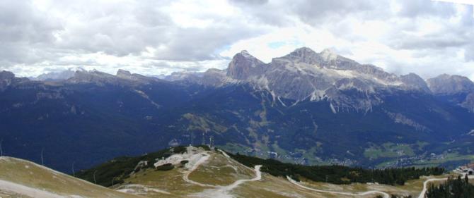 Blick vom Start am Mte Faloria Richtung NW: Tofana (und auch Start am Rif. Duca d'Aosta)