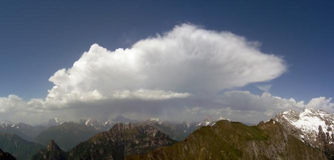 Herannahendes Gewitter über dem Dolada! Panorama-Bild in hoher Auflösung!

http://www.tommis-web.de/Urlaub/Italien-Fara2009/Unbenannt-181.jpg