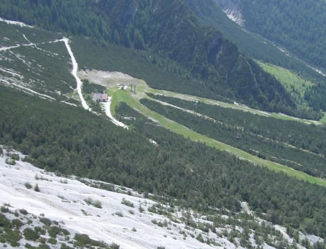 Juni 2006 auf einer Wanderung fotografiert, der Start ist vor der Hütte in zwei Richtungen möglich.