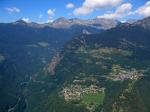 Paragliding Fluggebiet Europa » Schweiz » Tessin,Santa Maria Calanca,Blick von der gegenüberliegenden Talseite. Startplatz (rot) und dynamisches Aufwindband (blau) das meistens schon ab 11:00 steht