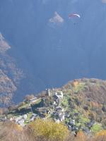 Paragliding Fluggebiet Europa » Schweiz » Tessin,Santa Maria Calanca,Eine unglaubliche Landschaft, farbige Wälder und ein fantastisches Licht!