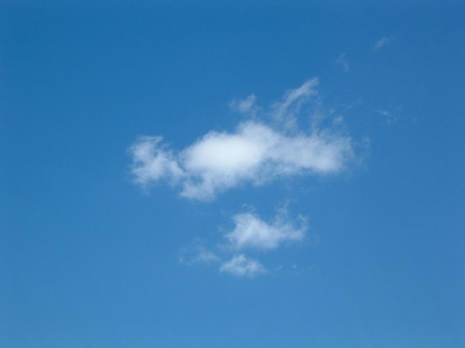 Beim Testflug meines zukünftigen Omegas.Bild wurde von meiner besseren hälfte vom Landeplatz Fiesch gemacht.Bin unter der verrissenen Cumuli zu sehen.Steigen über Bellwald mit über 14 m(Wahnnsinn)
Frühlings Termik!!!