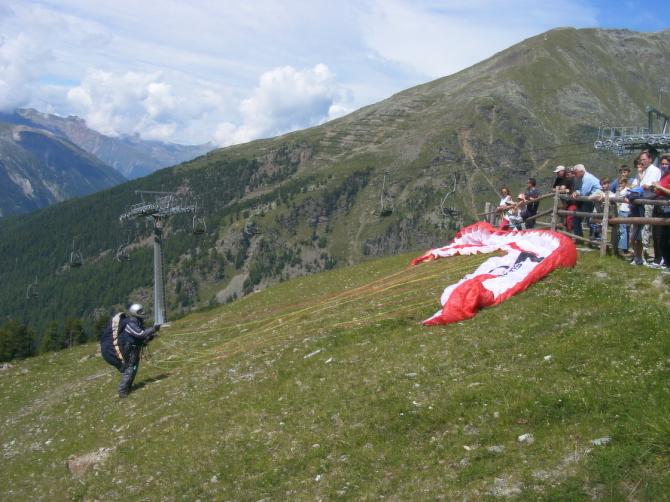 Sommerstart an der Kanzel:
Nach Westen VOR dem Lokal
( a bissele Schau für die Touris )
Der häufigste SOMMER startplatz !!
( zur Gletscherregion wird hoch GEFLOGEN !! )