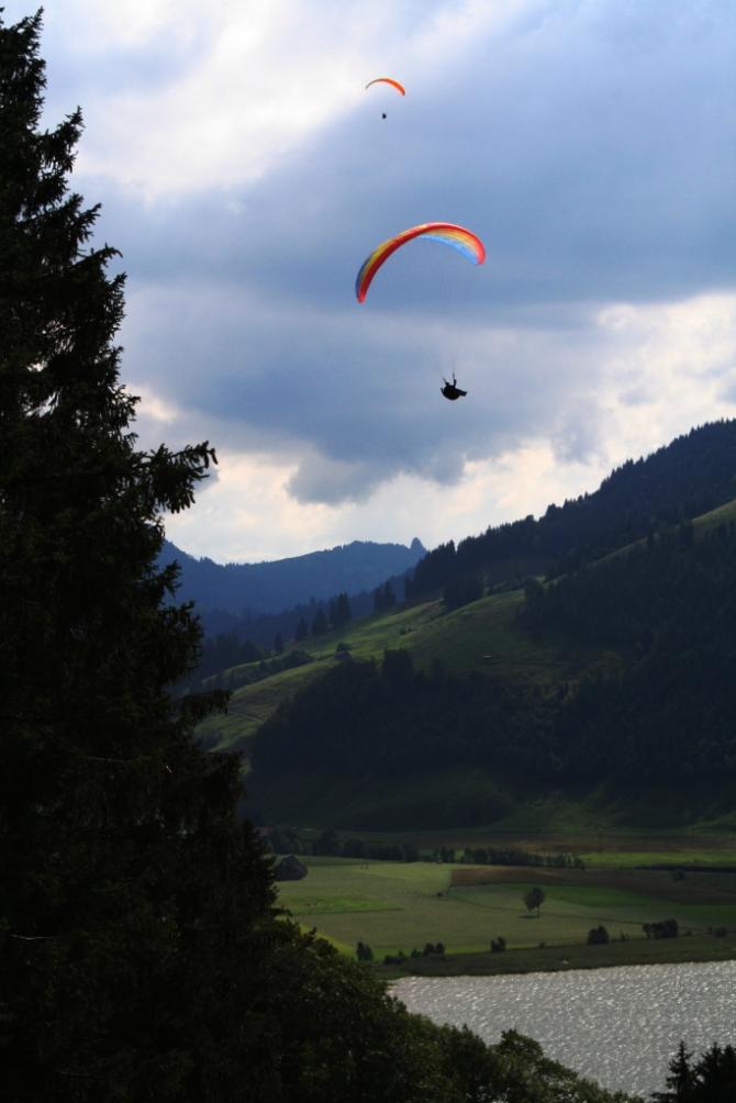 Einzigartiges Soaren vom Startplatz aus fotografiert.