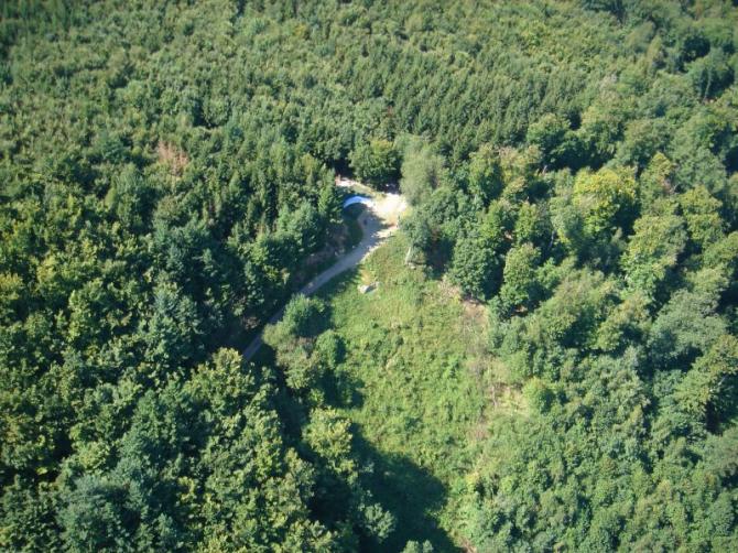 Blick auf den Auslegeplatz und die Schneise aus der es raus geht incl. Naturdrachenrampe @08/2007