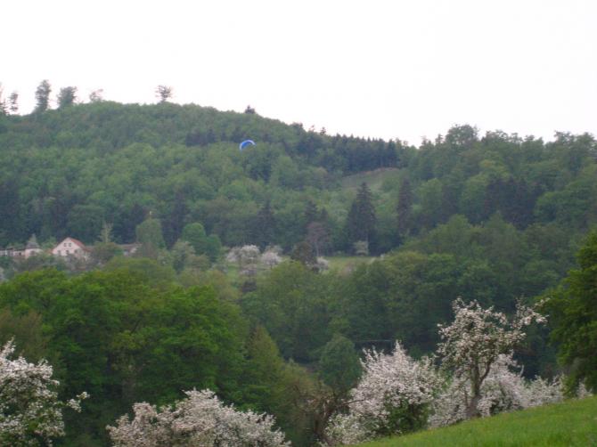 Rausstarten, weg von der Schneise und aufsoaren oder absaufen, der Windsack über dem Holunderhof hilft @05/2006