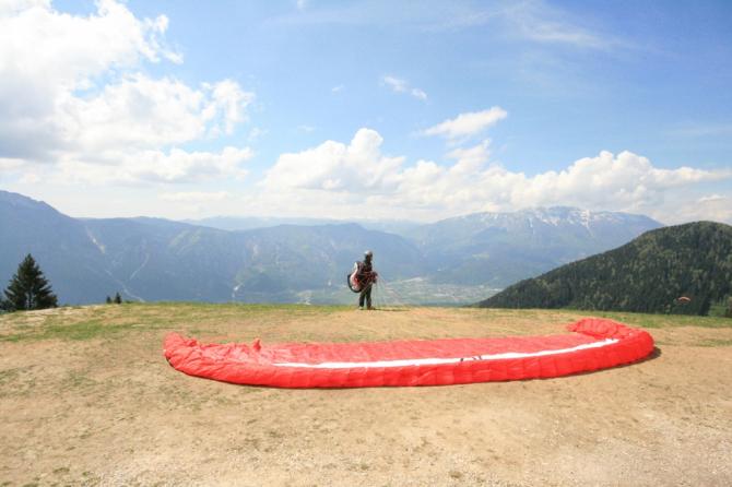 Startplatz Vetriolo richtung Levico. Aufpassen mit SEHR HOCH hängende Hochspannungleitungen!!!