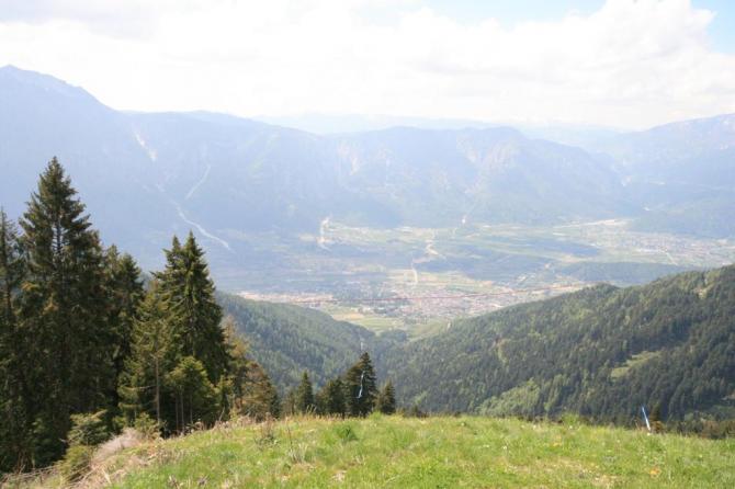 Hochspannungleitungen (ungefäre höhe mit rote linie markiert) als von Vertriolo startplatz gesehen! Mann darf auf keinen fall sinken beziehungsweise lee bei ostwind haben.