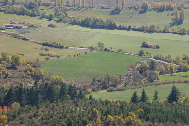 Landeplatz. Groß-abfallend-am Ende verlaufen Kabel-Windsack vorhanden