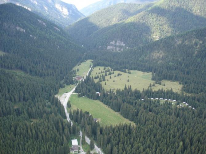 Landeanflug: Der Landeplatz ist die Wiese mit den freistehenden Fichten. Nachmittags steht ein kräftiger Talwind an [www.ngsc.de].