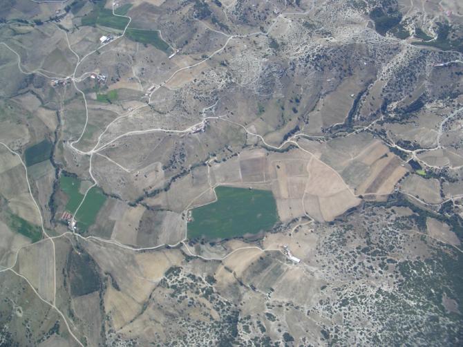 Blick auf den Landeplatz aus ca. 2.500m Hoehe. Dieser ist gleich oberhalb (= noerdlich) des grossen gruenen Feldes in der Bildmitte. (Aufnahme 15.08.2006)