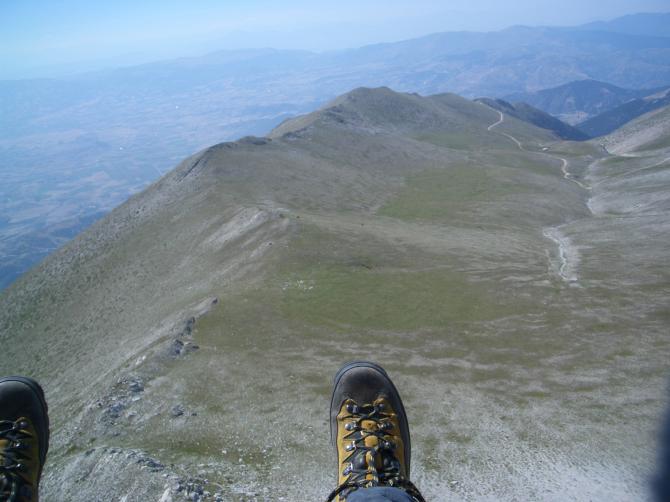Flug ueber dem Olympmassiv auf ca. 2.600m Hoehe mit Blickrichtung Norden. Der Hang welcher am linken Bildende (nach links) abfaellt ist jender, welcher vom Startplatz zu sehen ist und von dort aus auch (nach einer ordentlichen Startueberhoehung) erreicht werden kann. Bei Westwind gute Soaringbedingungen mit eingelagerter Thermik. (Aufnahme 15.08.2006)