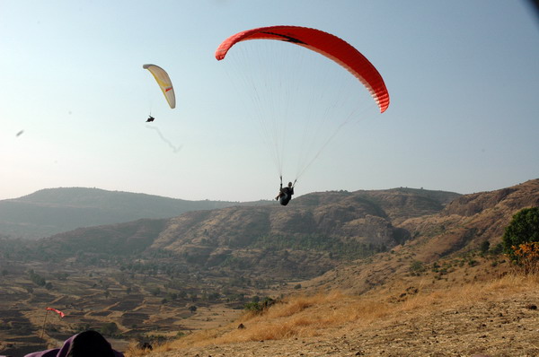 Soaring an der Shelar site. Kurz nach dem Start wird Höhe gemacht, sobald man sich nach hinten Richtung Felswand versetzen lassen kann, geht's rasant nach oben.