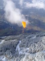 Paragliding Fluggebiet Europa Österreich Vorarlberg,Hochjoch,Bei leichtem Schneegestöber beim
Restaurant gestartet.