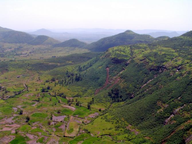 Tower Hill Richtung Süden, im Flug aufgenommen. Die Landschaft ist grün und voller Blumen, weil die 4 Monsunmonate Juni bis Septeber gerade zu Ende gegangen sind. Herbst 2005.