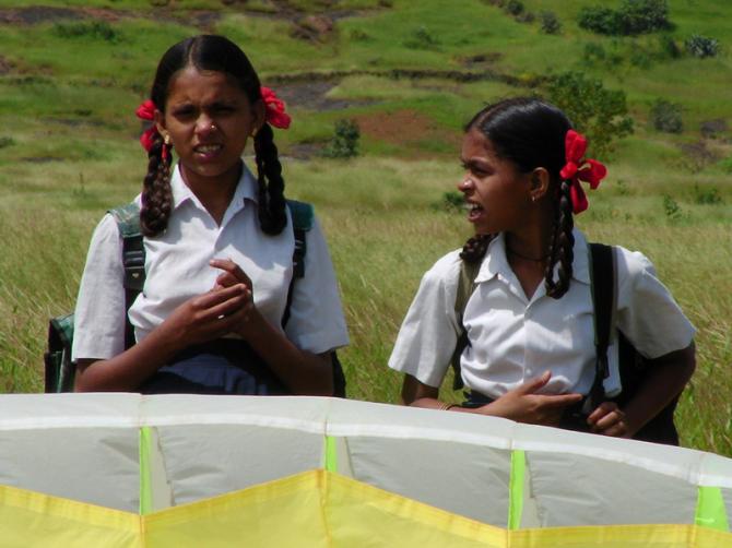 Besucher am Landeplatz am Ortsrand von Kamshet. Es gibt keinen offiziellen Landeplatz, gelandet wird auf den abgeernteten Feldern.