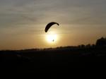 Paragliding Fluggebiet Europa » Deutschland » Nordrhein-Westfalen,Schleppgelände Sevelen,Anflug auf die Landewiese in
Sevelen 02.12.13
www.freiflieger-niederrhein.de