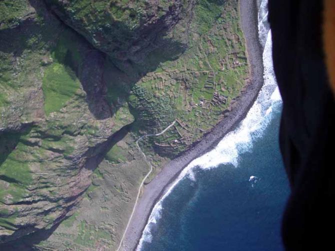 Ein breiter Kies- und Felsstrand und parallel die gepflasterte Gleitschirmlandebahn in Achadas da Cruz, im wilden Nord-Westen Madeiras