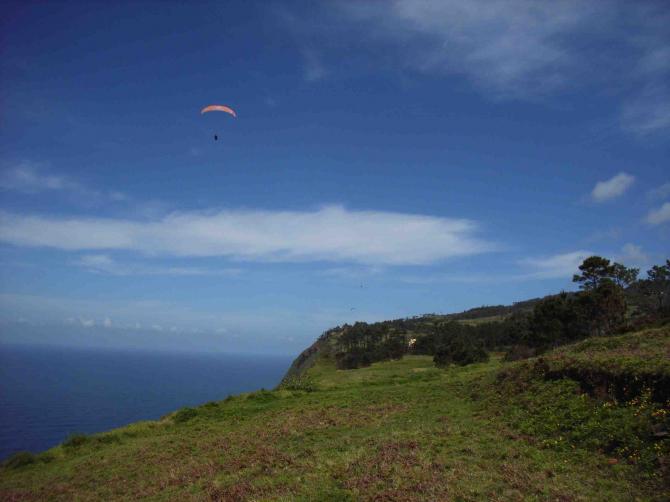 Abheben und Wohlfühlen, auch wenn Madeiras Steilküsten beängstigend tief abfallen, umso besser ist das Aufwindband ;-) zumindest auf den ersten ca. 50 Metern ;-)
