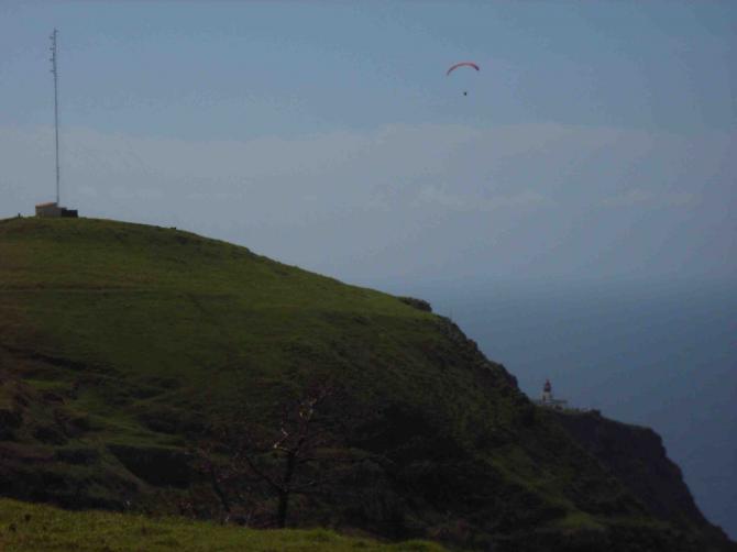 der westlichste Punkt von Madeira, der Leuchtturm von Ponta do Pargo, noch einer der zahlreichen Startplätze, direkt vor der Antenne, ein sanfter Hügel der in die Steilklippe übergeht
