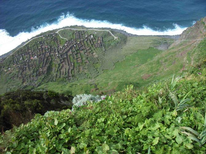 die ehemalige Landwirtschaft von Achadas da Cruz im Nordwesten Madeiras, auf dem Weg zur Seilbahnstation läßt sich gut landen, mit Gegenwind natürlich noch besser, am besten direkt am Eingang, dort läßt der Schirm sich leichter packen