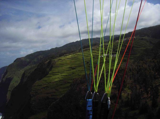 entlang Madeiras Nord-West-Steilküste befinden sich auf fast jedem Bergrücken Start- und Toplandewiesen in Größe von Fussballfeldern
