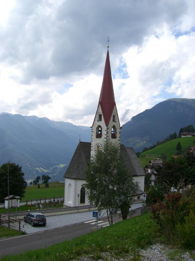 Kirche von Ahornach Sommer 2006; Rechts hinten der Speikboden