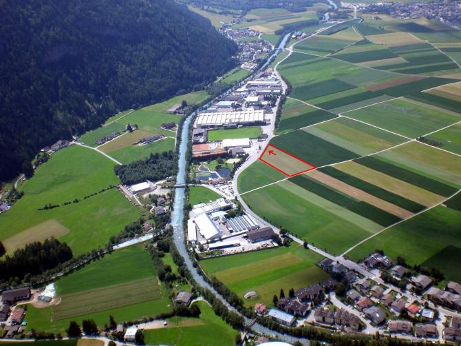 Der Landeplatz in Sand direkt an der Straße,gegenüber gleich ein Parkplatz, der Pfeil zeigt auf den Windsack