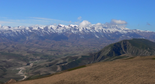 Blick vom Startplatz entlang der Hügelkette Richtung Südwesten, wo die 3000er locken.