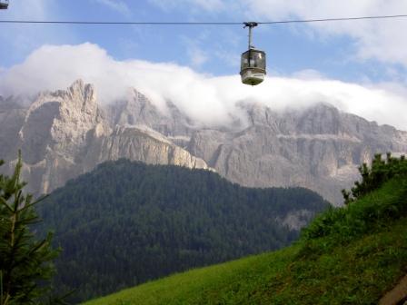 Die Ciampinoi-Bahn führt in einigen Minuten zum Gipfelrestaurant direkt neben dem Startplatz und bietet auf zwei Seiten das eindrückliche, dolomitenmässige Panorama.