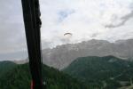 Paragliding Fluggebiet Europa » Italien » Trentino-Südtirol,Spitzbühl/Seiser Alm/Siusi,Tolles Ambiente vor den Sellawänden. Über dem bewaldeten Hügel (mit eigenem Südstartplatz auf der Rückseite) dreht man zum Sella-Massiv hin auf.