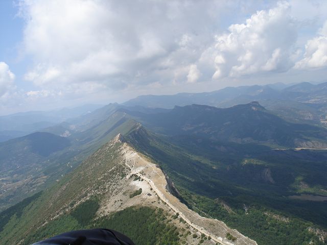 Blickrichtung West.Hang ist ab Startplatz ca.12 km lang,bevor der erste Talsprung kommt.Hier sieht man

einen Teil der Startplätze.Man kann in beide Richtungen Nord und Süd starten.Richtung N aber nur mit größter Vorsicht,da sich eine Steilwand direkt unterm Start befindet.Ca. 500 m weiter Richtung Osten bzw.im Bild rechts liegen sichere Startplätze nach Nord.