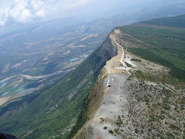 Blickrichtung Ost. Wo der Hang rechts aus dem Bild läuft liegt unterhalb Laragne und im speziellem der offizielle Lande und gleichzeitig Campingplatz.Dieser hat mir und meiner nichtfliegenden Freundin sehr gut gefallen.