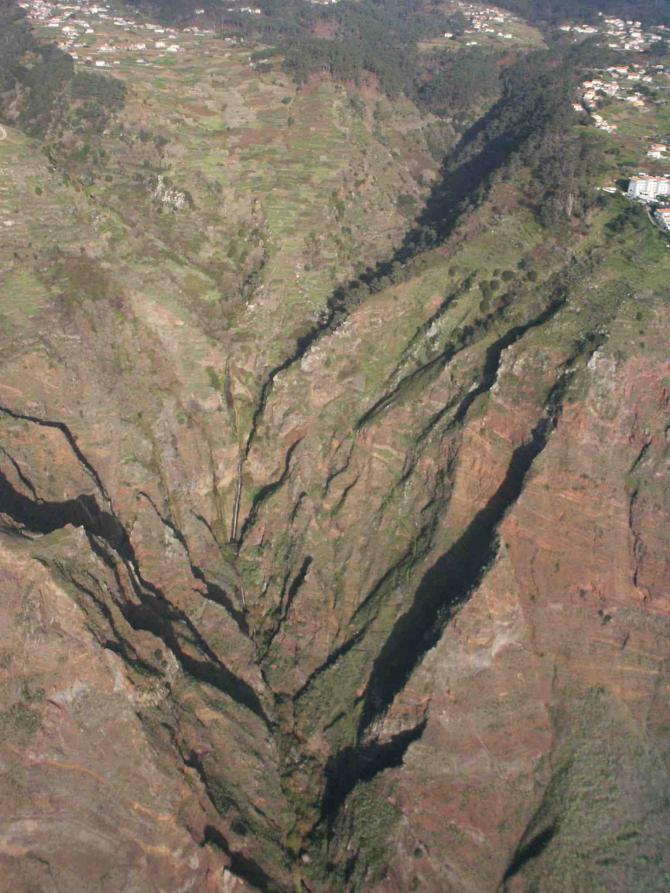 Die über 500 m tiefe Schlucht mit spektakulären Wasserfällen, von Prazeres ans Meer herab nach Paul do Mar, mittendrin der Wanderweg zurück zum Startplatz für "Untenlander" ;-)