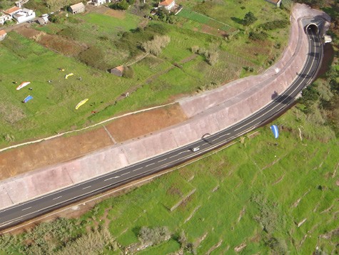 ein Startplatz der besonderen Art, die Schnellstraße unter der "Startrampe" in Prazeres, am Ende der Straße trifft man automatisch auf das Restaurant von Francisco, selbst ein engagierter Flieger und der absolute Grillspezialist