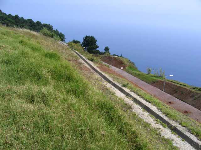 Prazeres im Westen Madeiras, Startplatzperspektive aus Sicht des Piloten, der "Straßengraben" als kleine Starthürde, aber danach geht es nur noch hoch,
Wer Fliegen will muss Starten können...