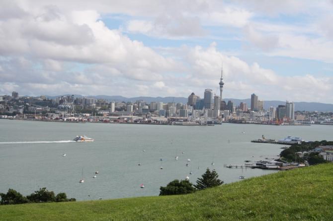 Blick vom Northhead in Richtung Auckland-City. So etwa wäre der Blick beim Rückwärtsstart, bis man sich ausdreht.