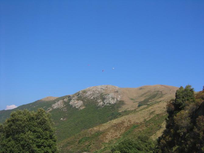 Punta Mulendino 636m (links) und Bocca San Bastiano 491m