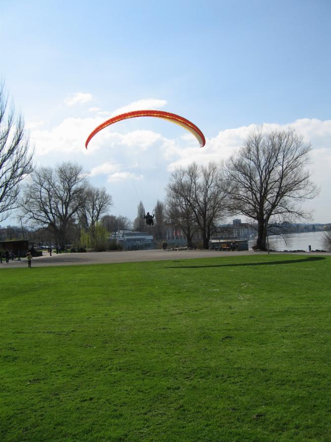 Landeanflug parallel zum Ufer !!
Gut zu sehen: Die hohen Pappeln:
reicht Locker für zwei Schirme, aber sperenzien wie abschaukeln is nich !!