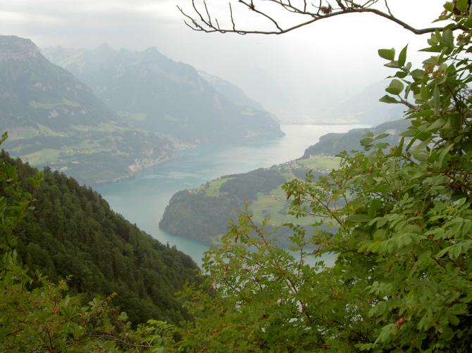 Und auf der anderen Seite: Blick Richtung Süden mit dem Vierwaldstättersee und der Axenstrasse