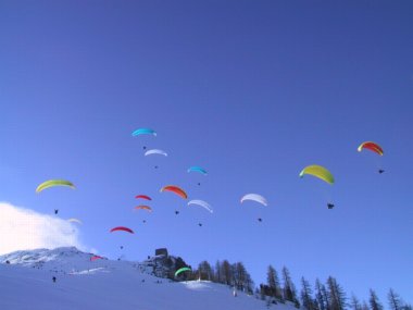Dieses Bild entstand am Stubai cup 2004. Alle 2 Jahre findet dieser Event im Stubaital statt. Im Jahr 2008 ist es wieder soweit. Vom 18. - 20. Jänner treffen sich Hersteller, und Piloten in Neustift im Stubaital.