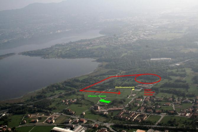 Der einfache Landeplatz Suello aus der Flugperspektive mit Linksvolte (rot), Faltplatz (grün) und Shuttle-Sammelplatz (gelb)