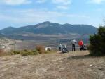 Paragliding Fluggebiet Europa » Griechenland » Östliches Griechenland (Küste, Olymp, Ossa Gebirge),Neos Panteleimon,Blick vom Startplatz auf den "See", links am Bildrand die Strasse von Kalipefki nach Ghoni