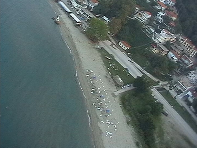 Strand = Landeplatz bei Stomio,  Anfang Oktober ist die Sonne abends um 19:00 schon hinter den Bergen versunken, der Strand und das Dorf liegen im Schatten
Foto: Womblinger 03.10.2006