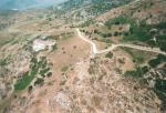 Paragliding Fluggebiet ,,StavrosHill, Startplatz aus südlicher Richtung. 
Ganz oben links am Bildrand die grüne Fläche des trockengelegten Sees von Kalipefki
Foto: Womblinger  1996