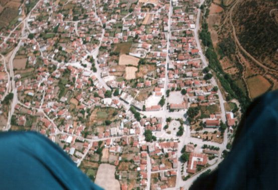 Über dem Dorf Ghoni, an der Platia gibt es genug Lokale um sich über einen schöne Flug zu freuen und zu relaxen.
Foto: Womblinger 1996