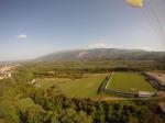 Paragliding Fluggebiet Europa » Griechenland » Östliches Griechenland (Küste, Olymp, Ossa Gebirge),Stavros,Der Sportplatz ist zusätzlich zur weissen Mauer noch mit einem hohen Zaun umgeben. Ich bin spontan hinter dem Sportplatz (hier im Bild links) gelandet. Diese Wiese liegt unterhalb des Sportplatzes, ist völlig ohne hohe Zäune und lässt sich von beiden Seiten gut anfliegen.