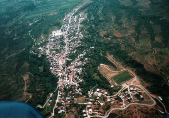 Der Fußballplatz aus der Luft, wer da nicht landen möchte findet rechts neben den Graben Ausweichmöglichkeiten.
Foto: womblinger 1997